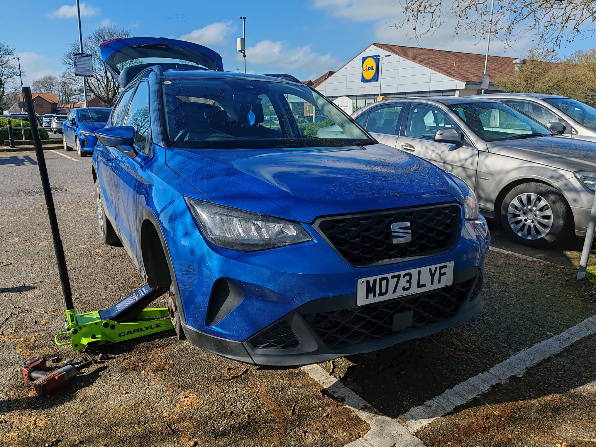 Mobile tyre fitting in car park