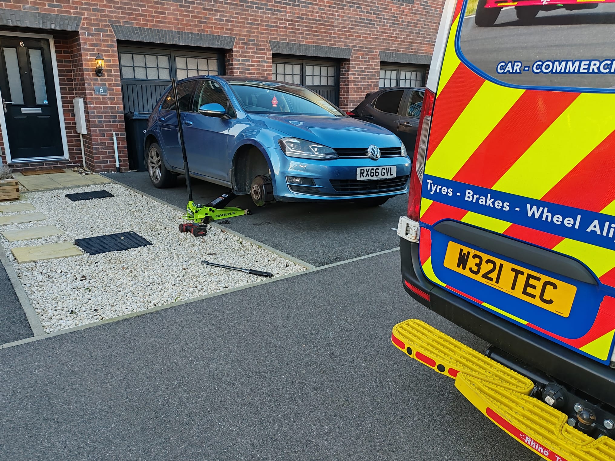 Mobile tyre fitting on driveway